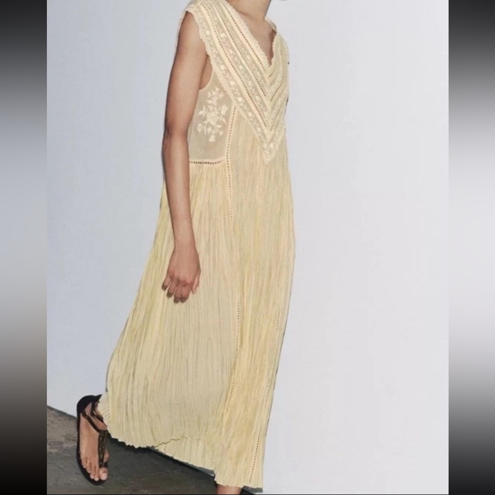 Zara Zw Collection Embroidered Dress Size : Medium 
 Cream Sleeveless Dress